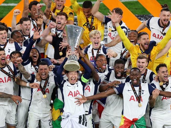 Soccer Football - Europa League - Final - Tottenham Hotspur v Manchester United - San Mames, Bilbao, Spain - May 21, 2025   Tottenham Hotspur's Son Heung-min lifts the trophy as he celebrates with his teammates after winning the Europa League REUTERS/Juan Medina     TPX IMAGES OF THE DAY