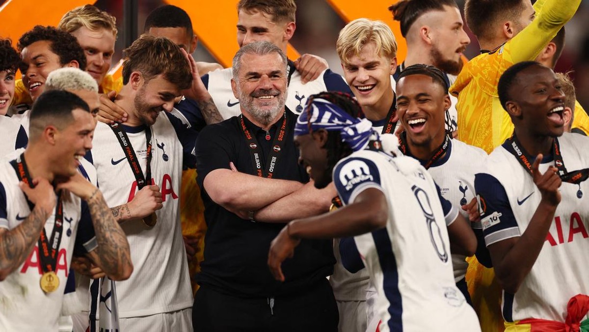 Ange Postecoglou (baju hitam) bersama para pemainnya. (Foto: REUTERS/Isabel Infantes)