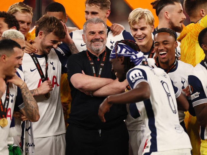 Soccer Football - Europa League - Final - Tottenham Hotspur v Manchester United - San Mames, Bilbao, Spain - May 21, 2025 Tottenham Hotspur manager Ange Postecoglou celebrates with his players after winning the Europa League REUTERS/Isabel Infantes