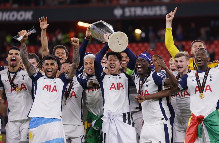 Soccer Football - Europa League - Final - Tottenham Hotspur v Manchester United - San Mames, Bilbao, Spain - May 21, 2025 Tottenham Hotspur's Son Heung-min lifts the trophy with teammates after winning the Europa League Final REUTERS/Andrew Couldridge