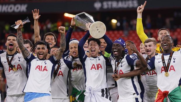 Soccer Football - Europa League - Final - Tottenham Hotspur v Manchester United - San Mames, Bilbao, Spain - May 21, 2025 Tottenham Hotspur's Son Heung-min lifts the trophy with teammates after winning the Europa League Final REUTERS/Andrew Couldridge