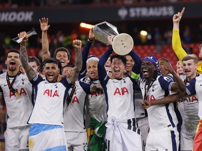 Soccer Football - Europa League - Final - Tottenham Hotspur v Manchester United - San Mames, Bilbao, Spain - May 21, 2025 Tottenham Hotspur's Son Heung-min lifts the trophy with teammates after winning the Europa League Final REUTERS/Andrew Couldridge