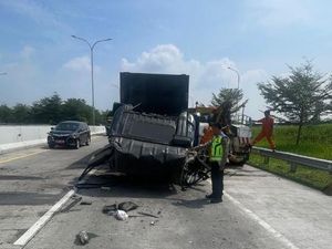 Truk Boks Seruduk Tronton di Tol Batang, 2 Orang Tewas Truk Boks Seruduk Tronton di Tol Batang, 2 Orang Tewas