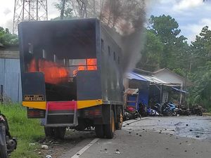 Demo Mahasiswa Uncen Jayapura Ricuh, 4 Polisi Luka Kena Batu-1 Mobil Dibakar Demo Mahasiswa Uncen Jayapura Ricuh, 4 Polisi Luka Kena Batu-1 Mobil Dibakar