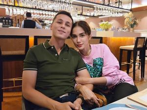 Momen Ussy Sulistiawaty Masak dan Makan Bareng Andhika Momen Ussy Sulistiawaty Masak dan Makan Bareng Andhika