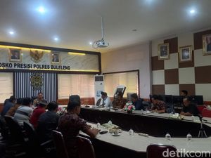 Warga Pemuteran Tanyakan Kasus Mafia Tanah Bukit Ser ke Kapolres Buleleng Warga Pemuteran Tanyakan Kasus Mafia Tanah Bukit Ser ke Kapolres Buleleng
