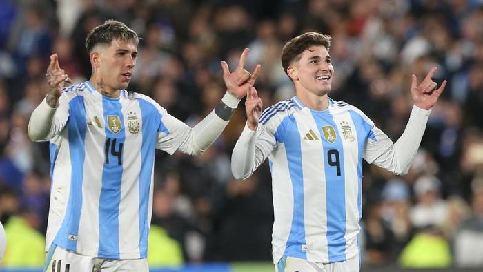 BUENOS AIRES, ARGENTINA - SEPTEMBER 05: Julian Alvarez of Argentina celebrates after scoring the teams second goal with teammate Enzo Fernandez of Argentina during the FIFA World Cup 2026 Qualifier match between Argentina and Chile at Estadio Más Monumental Antonio Vespucio Liberti on September 05, 2024 in Buenos Aires, Argentina. (Photo by Daniel Jayo/Getty Images)
