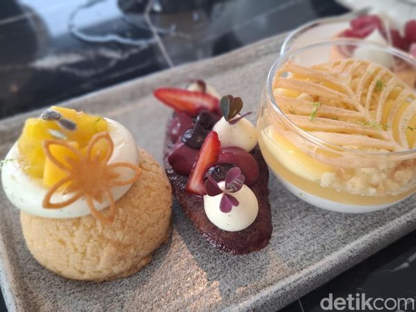 Afternoon Tea Istimewa di Lantai 23 dengan Kue Cantik Buatan Chef Jepang