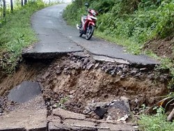 Jalan Antarkecamatan di Trenggalek Putus gegara Tanah Gerak