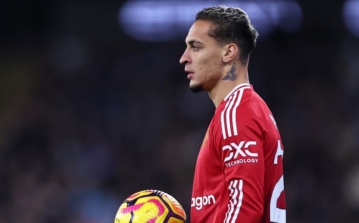 MANCHESTER, ENGLAND - DECEMBER 15: Antony of Manchester United during the Premier League match between Manchester City FC and Manchester United FC at Etihad Stadium on December 15, 2024 in Manchester, England. (Photo by Robbie Jay Barratt - AMA/Getty Images)