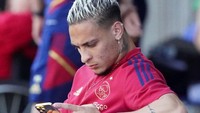 Ini salah satu penampakan tato burung di leher Antony semasa masih di Ajax, klub Belanda yang ia perkuat periode 2020-2022. Foto: Getty Images/Andre Weening