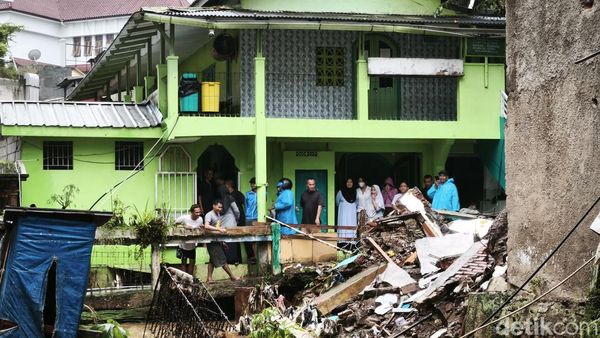 Potret Bangunan PAUD di Ciumbuleuit Ambruk Digerus Arus Sungai Meluap