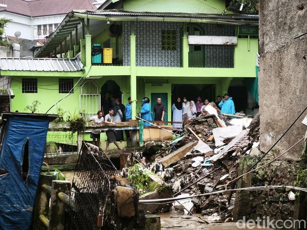 Potret Bangunan PAUD di Ciumbuleuit Ambruk Digerus Arus Sungai Meluap