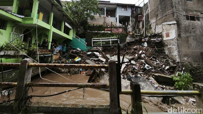 Bangunan PAUD di Ciumbuleuit Ambruk Digerus Arus Sungai. Bangunan PAUD di Ciumbuleuit Ambruk Digerus Arus Sungai.
