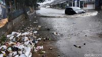 Wahana Air di Pasar Gedebage Usai Hujan Menerjang Bandung