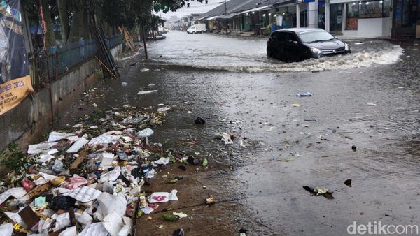 Wahana Air di Pasar Gedebage Usai Hujan Menerjang Bandung