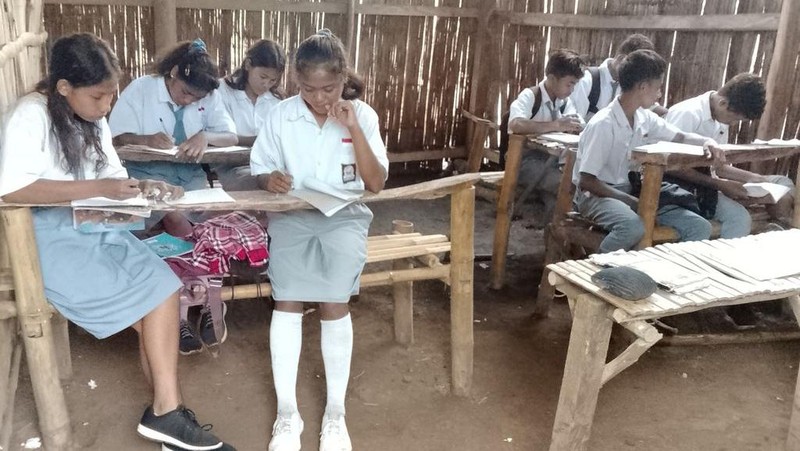 Lulus Ujian tanpa Gedung Layak, Anak-anak SMA di Sumba Ini Butuh Uluran Tangan