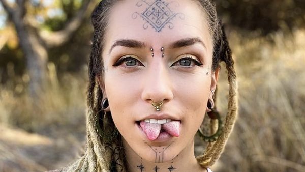 Foto: Wanita yang Belah Lidah Demi Estetika, Efeknya Sulit Bicara