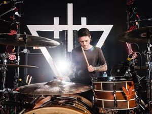 Drummer The Devil Wears Prada Meninggal Dunia Usai Alami Kecelakaan Pesawat Drummer The Devil Wears Prada Meninggal Dunia Usai Alami Kecelakaan Pesawat