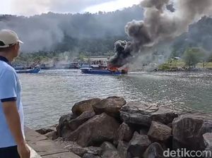 Video Kapal Pemkab Mentawai Terbakar di Pelabuhan Bungus Video Kapal Pemkab Mentawai Terbakar di Pelabuhan Bungus