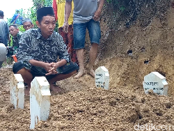 2 Korban Tanah Longsor Trenggalek Dimakamkan Satu Liang Lahat