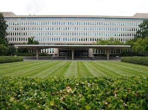 Ada Suara Tembakan di Luar Markas CIA, Seorang Perempuan Ditangkap Ada Suara Tembakan di Luar Markas CIA, Seorang Perempuan Ditangkap