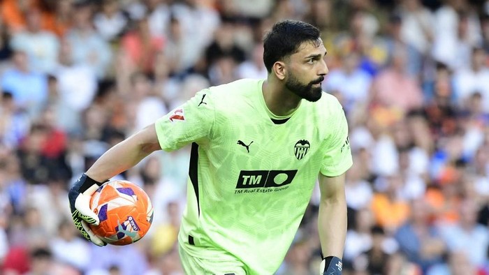 Valencias Georgian goalkeeper #25 Giorgi Mamardashvili handles the ball during the Spanish league football match between Valencia CF and Athletic Club Bilbao at Mestalla Stadium in Valencia on May 18, 2025. (Photo by JOSE JORDAN / AFP)