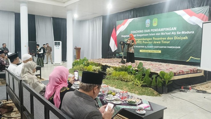 Gubernur Jatim Khofifah Gubernur Jatim Khofifah Indar Parawansa di saat memberi sambutan di hadapan pengasuh ponpes dan akademisi di gedung Aula di Pondok Pesantren Alhamydi, Pamekasan