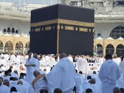 Fakta dan Mitos di Balik Pesawat Dilarang Terbang di Atas Kabah