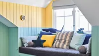 7 Inspirasi Gaya Wall Panel di Kamar, Auto Keren!