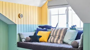 7 Inspirasi Gaya Wall Panel di Kamar, Auto Keren!