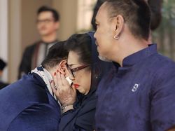 Momen Haru Ivan Gunawan Cium Kaki Ibunda Sebelum Berangkat Haji