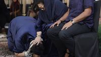 Jelang Pergi Haji, Ivan Gunawan Cium Kaki Ibunda