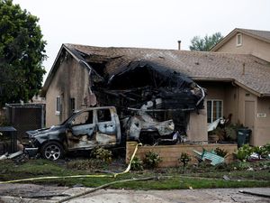 Jet Pribadi Jatuh dan Meledak di Pemukiman Militer San Diego Jet Pribadi Jatuh dan Meledak di Pemukiman Militer San Diego