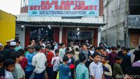 Jumat Berkah, Ratusan Baju Gratis Dibagikan di Depok