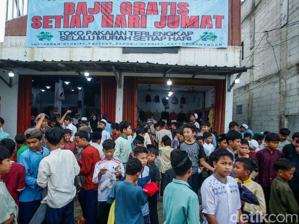 Jumat Berkah, Ratusan Baju Gratis Dibagikan di Depok