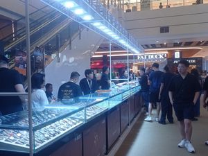 Berburu Barang Bekas tapi Mewah di Akhir Pekan