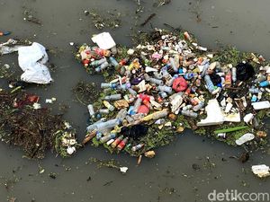 Sungai Cinambo Bandung yang Berhias Sampah Sungai Cinambo Bandung yang Berhias Sampah