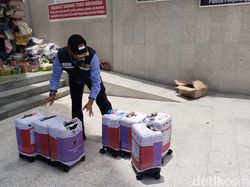 Ketika Petugas Haji Bekerja Bak Kurir Paket Demi Koper Sampai ke Jemaah