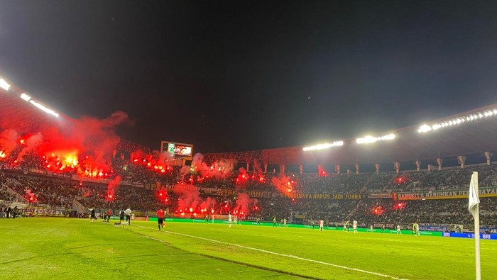 Laga Persebaya vs Bali United Laga Persebaya vs Bali United di Stadion Gelora Bung Tomo diwarnai nyala flare suporter sampai menghasilkan langgar sempat dihentikan