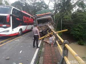 Rem Blong, Truk Fuso Tabrak Motor di Selemadeg, Pengendara Selamat Rem Blong, Truk Fuso Tabrak Motor di Selemadeg, Pengendara Selamat