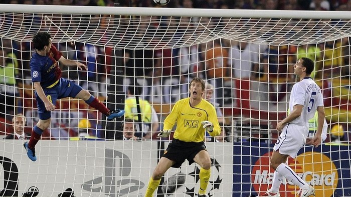 Barcelonas Argentinian forward Lionel Messi (L) scores against Manchester Uniteds Dutch goalkeeper Edwin van der Sar (C) during the final of the UEFA football Champions League on May 27, 2009 at the Olympic Stadium in Rome.       AFP PHOTO / FILIPPO MONTEFORTE (Photo by FILIPPO MONTEFORTE / AFP)