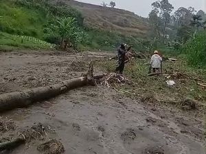 Ngerinya Lembang Saat Hujan Deras: Lansia Hilang, Motor Terseret Ngerinya Lembang Saat Hujan Deras: Lansia Hilang, Motor Terseret