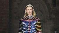 Foto: Koleksi Louis Vuitton Cruise 2026, Inspirasi Joan of Arc Era Glam Rock