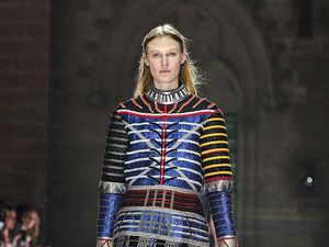 Foto: Koleksi Louis Vuitton Cruise 2026, Inspirasi Joan of Arc Era Glam Rock Foto: Koleksi Louis Vuitton Cruise 2026, Inspirasi Joan of Arc Era Glam Rock