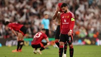 MU terjerembap di posisi 16 Liga Inggris menuju laga terakhir dan sudah dipastikan mengukir rekor hasil terburuk di Premier League. Bruno Fernandes dkk juga gagal menyelamatkan musim karena kalah di final Liga Europa. (Foto: REUTERS/Isabel Infantes)