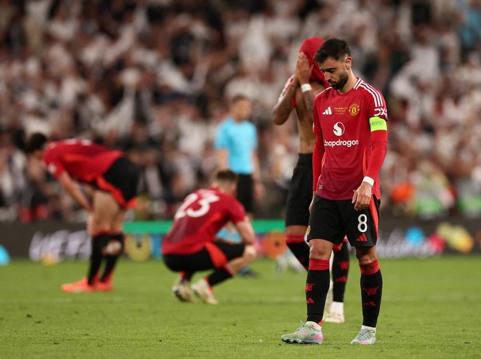Soccer Football - Europa League - Final - Tottenham Hotspur v Manchester United - San Mames, Bilbao, Spain - May 21, 2025 Manchester Uniteds Bruno Fernandes looks dejected after the match REUTERS/Isabel Infantes     TPX IMAGES OF THE DAY