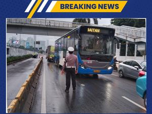 Mobil Tabrak Pembatas Jalan di Jl Gatot Subroto, Lalin Tersendat