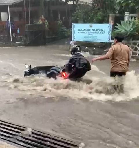 Motor terseret banjir yang sergap Lembang