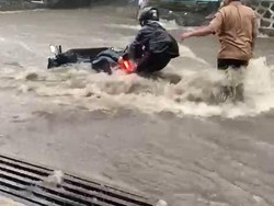 Lembang Disergap Banjir, Picu Longsor hingga Motor Terseret Arus